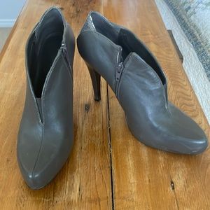 Size 9 Nine West ankle boot